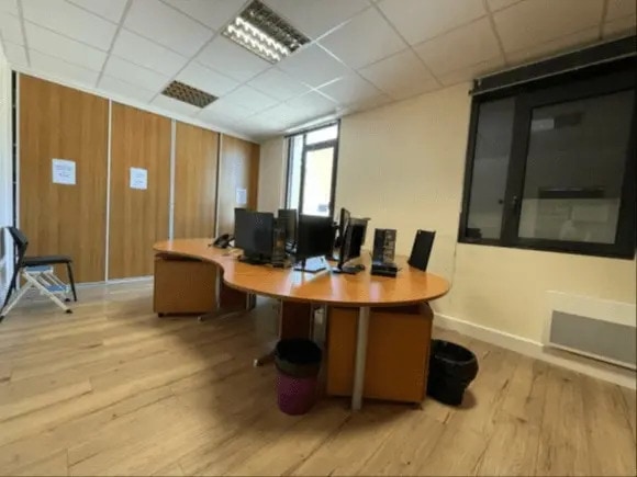 Location Bureaux 155 m² - Photo 1