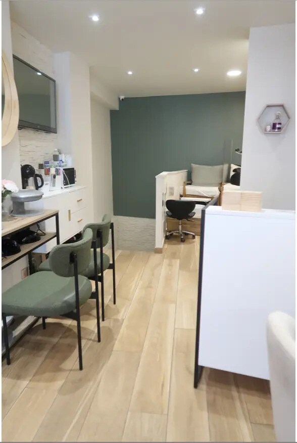 Retail in Saint-Mandé to rent Interior Photo- Image 1 of 5