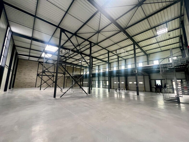 Light Industrial in Longperrier to rent - Interior Photo - Image 2 of 4
