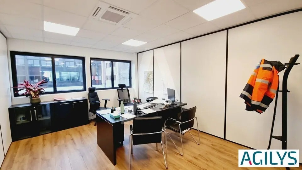 Office in Les Ulis to rent - Interior Photo - Image 1 of 7