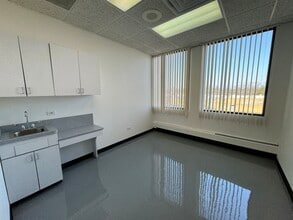 121 S Wilke Rd, Arlington Heights, IL to rent Interior Photo- Image 2 of 9