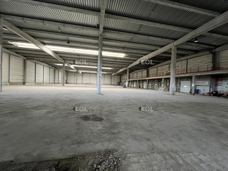 Light Industrial in Maurepas to rent - Building Photo - Image 3 of 10