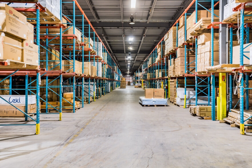 9275 Boul Henri-Bourassa E, Montréal, QC to rent - Interior Photo - Image 2 of 13