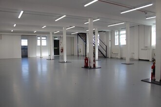 Albury Clos, Reading to rent Building Photo- Image 2 of 10