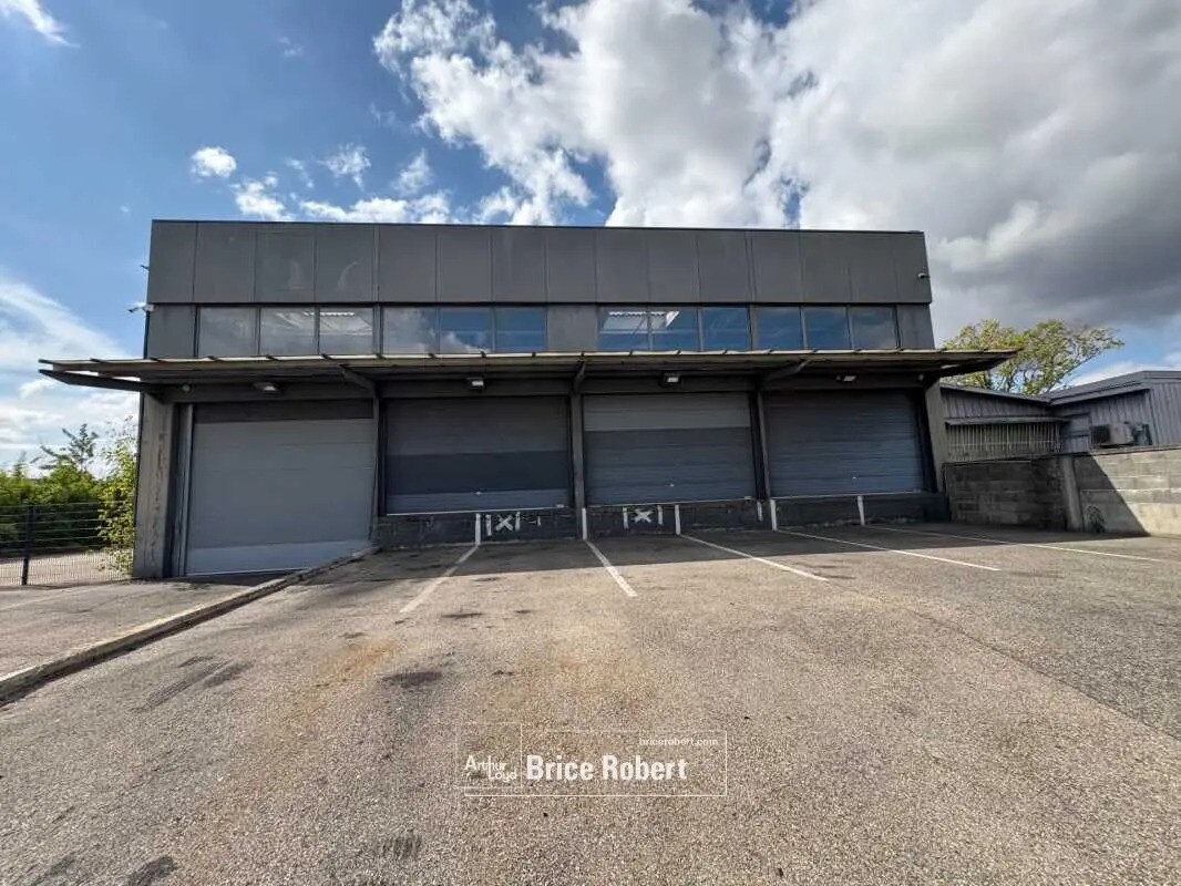 Light Industrial in Saint-Priest to rent Building Photo- Image 1 of 15