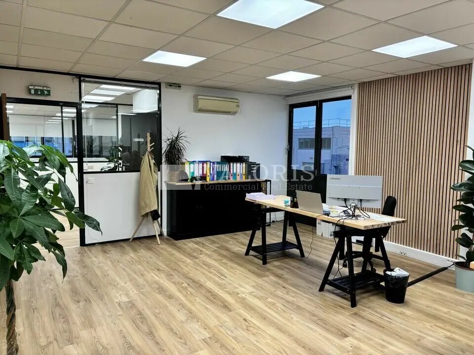 Office in Bron to rent Interior Photo- Image 1 of 5