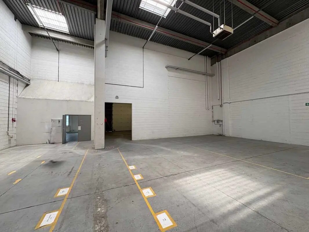 Light Industrial in Saint-Quentin-Fallavier for sale Building Photo- Image 1 of 21