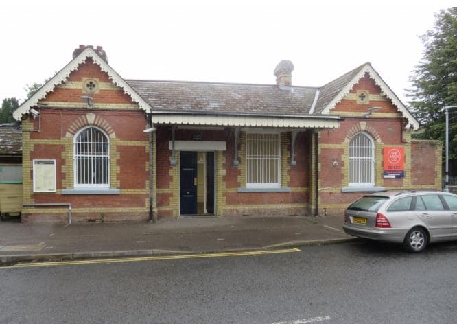 Station Rd, Bagshot to rent - Primary Photo - Image 1 of 3