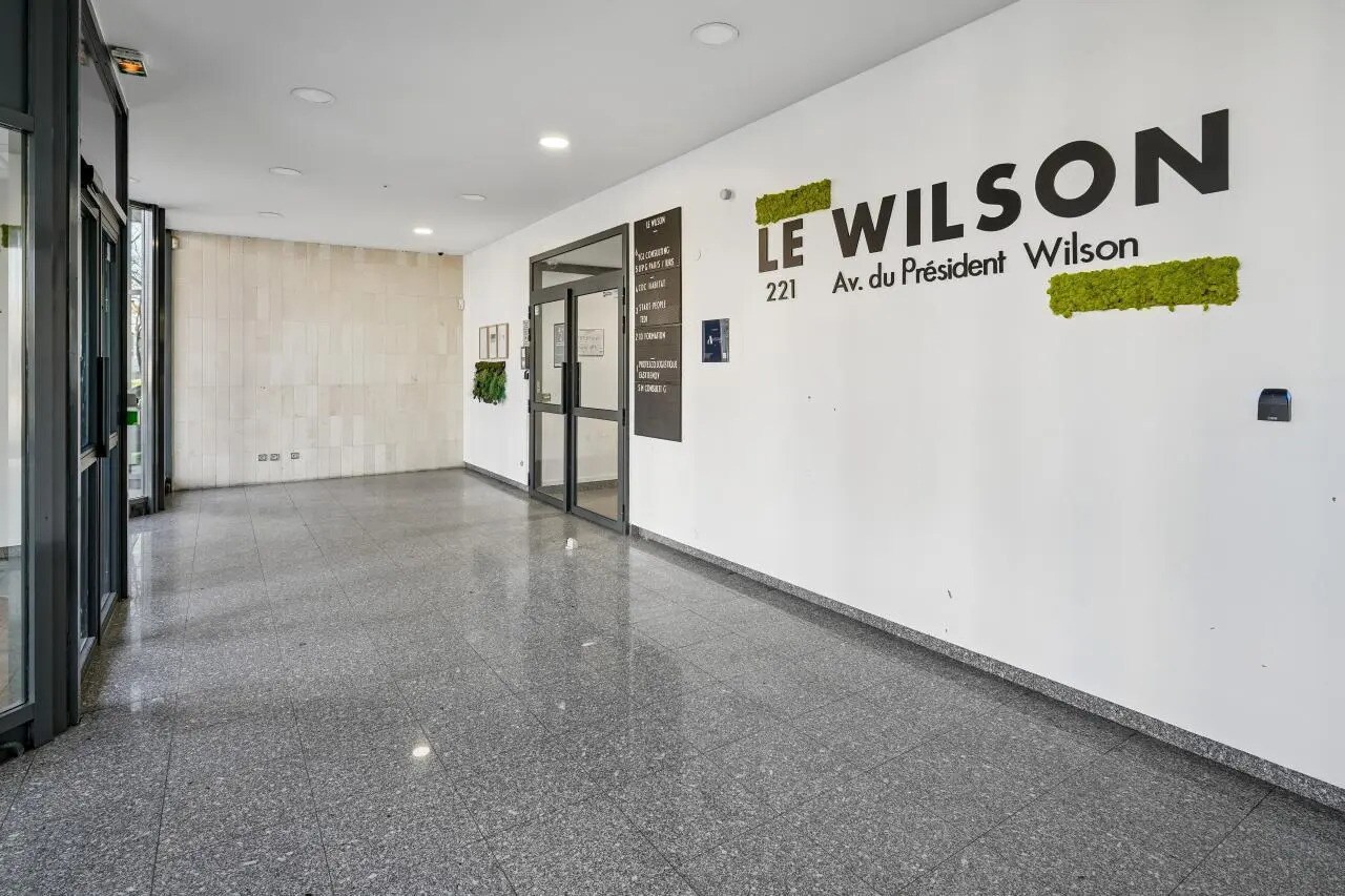 Office in Saint-Denis to rent Lobby- Image 1 of 15