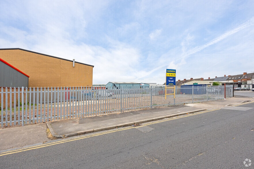 West Dock Ave, Hull to rent - Building Photo - Image 2 of 2