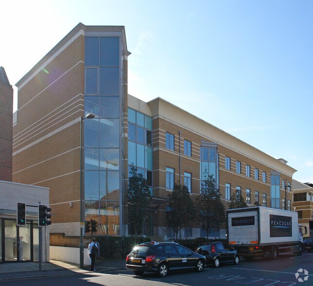 18-32 London Rd, Staines for sale - Primary Photo - Image 1 of 1