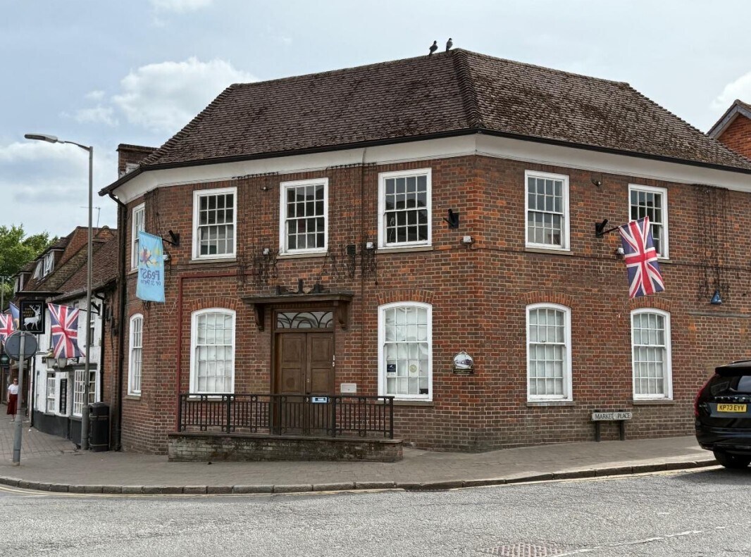 32 High St, Gerrards Cross to rent Building Photo- Image 1 of 3