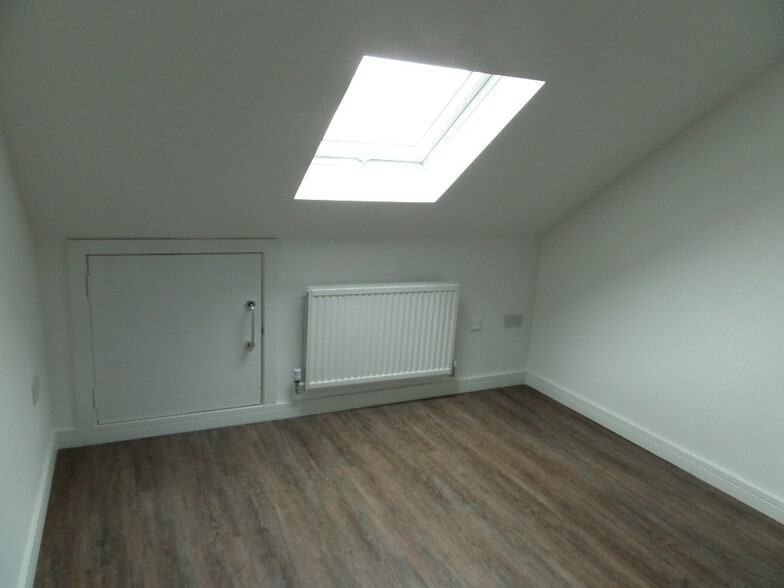 1 Portway, Porthcawl to rent - Building Photo - Image 2 of 7
