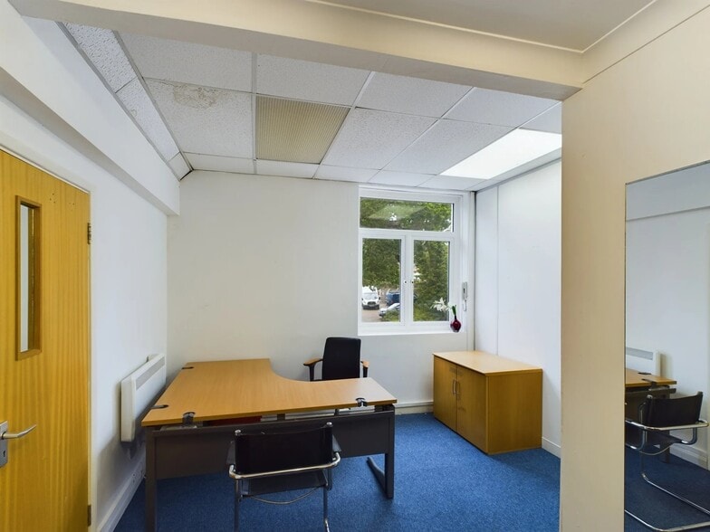 Queens Rd, Barnet to rent - Interior Photo - Image 2 of 2