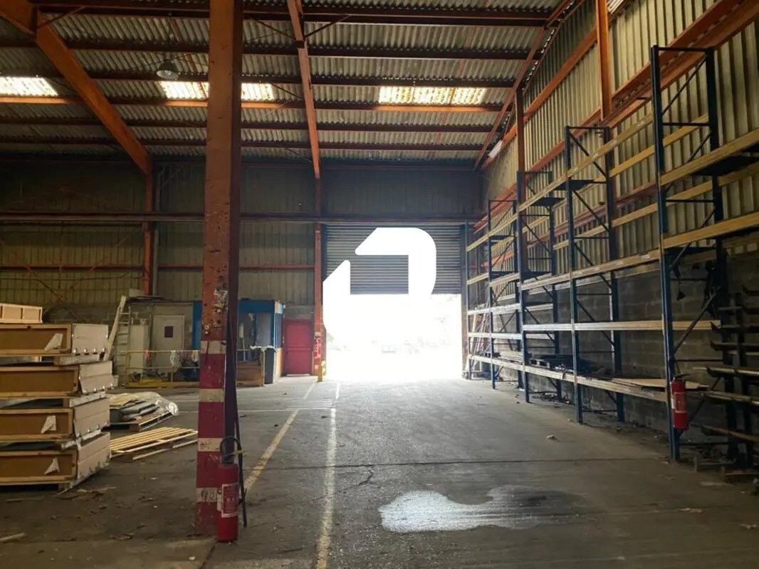 Light Industrial in SAINT-OUEN-L'AUMONE to rent Interior Photo- Image 1 of 11