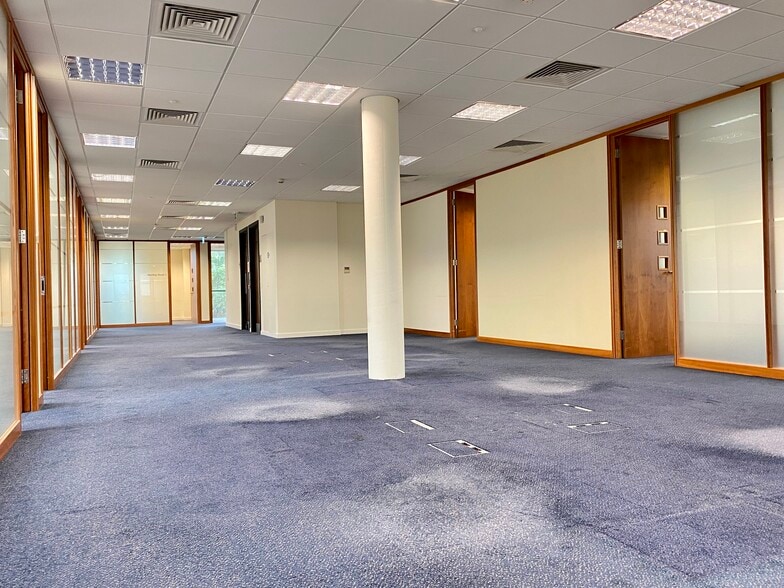 Warwick Rd, Borehamwood to rent - Interior Photo - Image 2 of 13