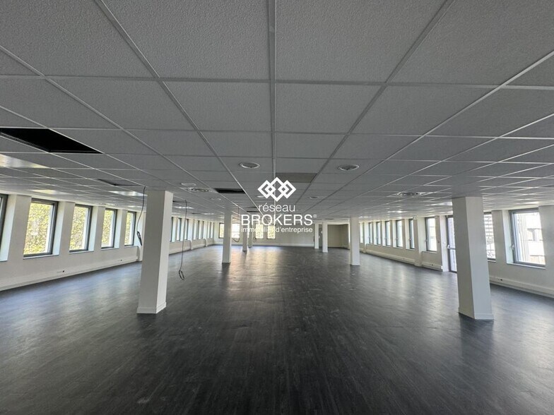Office in Clichy to rent - Interior Photo - Image 1 of 4