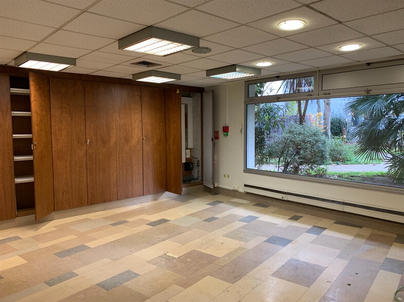 Office in Neuilly-sur-Seine to rent - Interior Photo - Image 2 of 4
