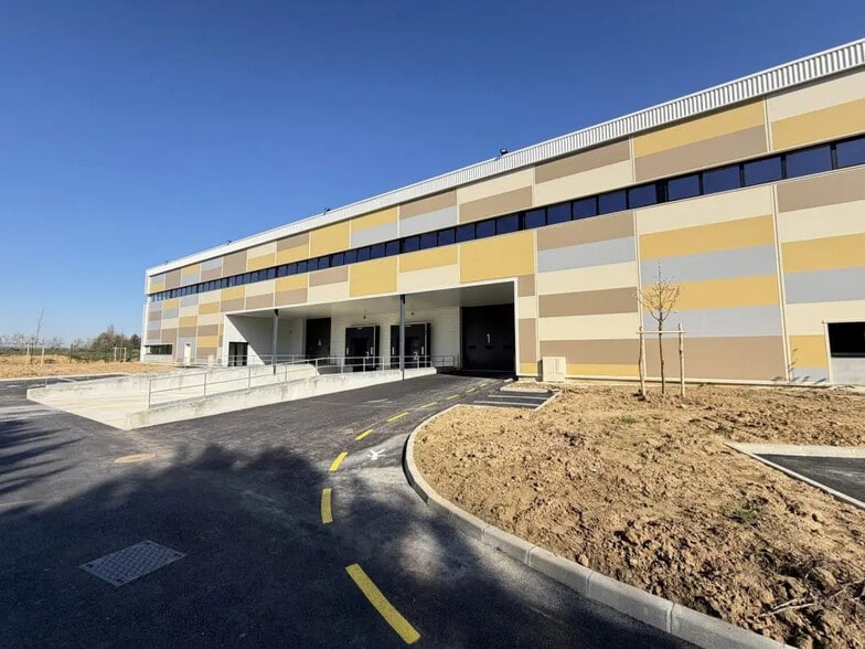 Industrial in Plaisir to rent - Building Photo - Image 1 of 14