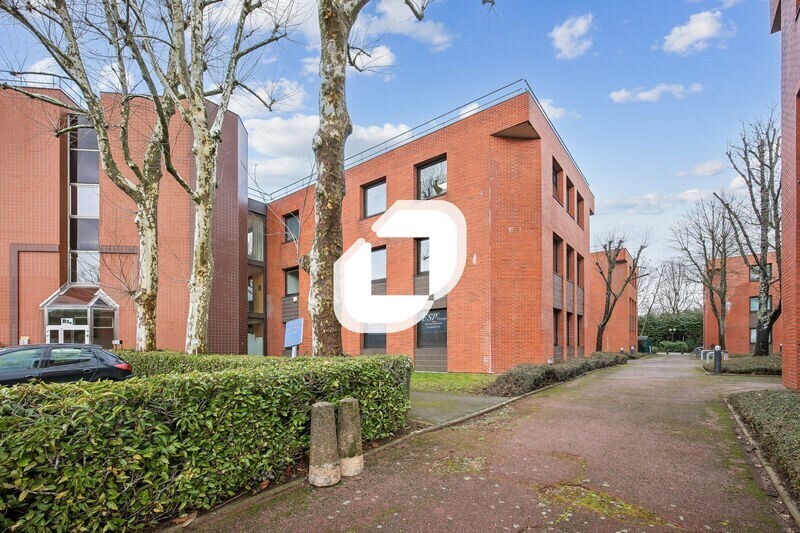 Office in Montigny-le-Bretonneux for sale Building Photo- Image 1 of 19