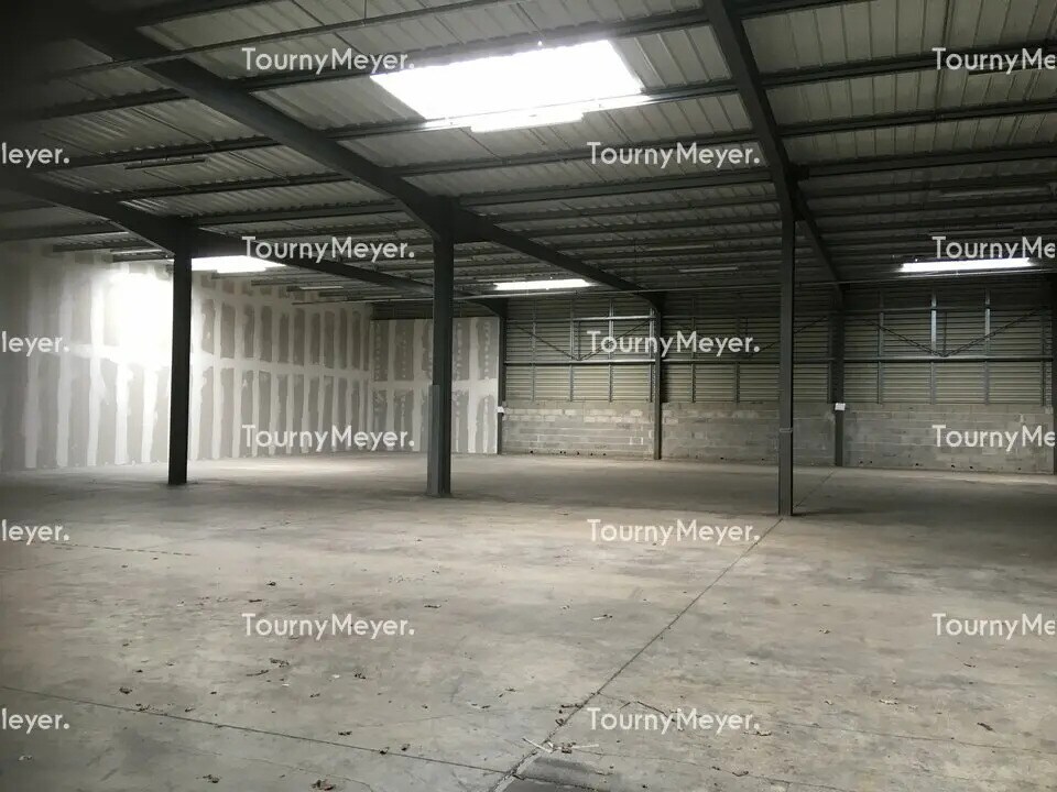 Light Industrial in Le Haillan to rent Building Photo- Image 1 of 12