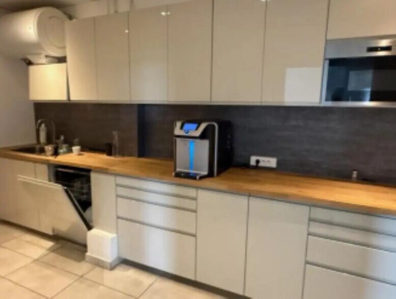 Industrial in Villejust to rent - Interior Photo - Image 2 of 10