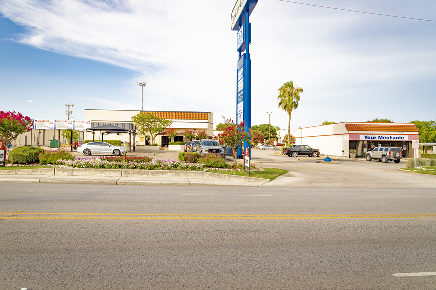 951 E Bitters Rd, San Antonio, TX for rent - Building Photo - Image 3 of 11