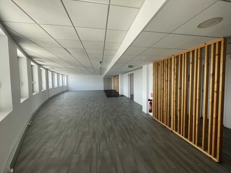 Light Industrial in Ivry-sur-Seine to rent - Interior Photo - Image 2 of 18