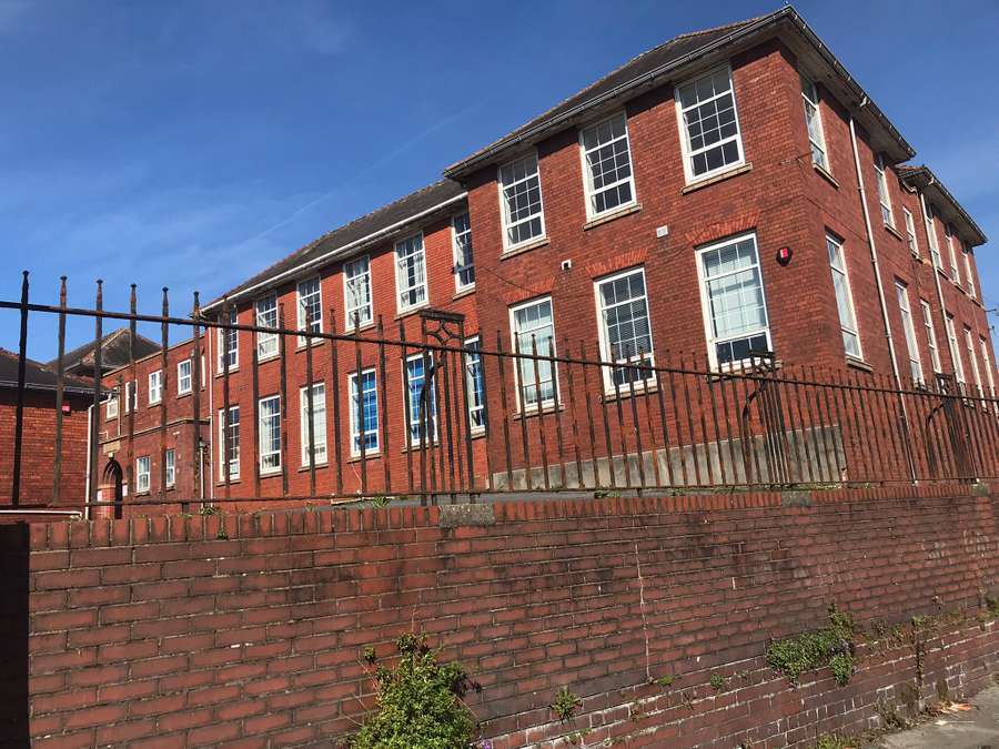 15 Brynallt Ter, Llanelli for sale Building Photo- Image 1 of 10