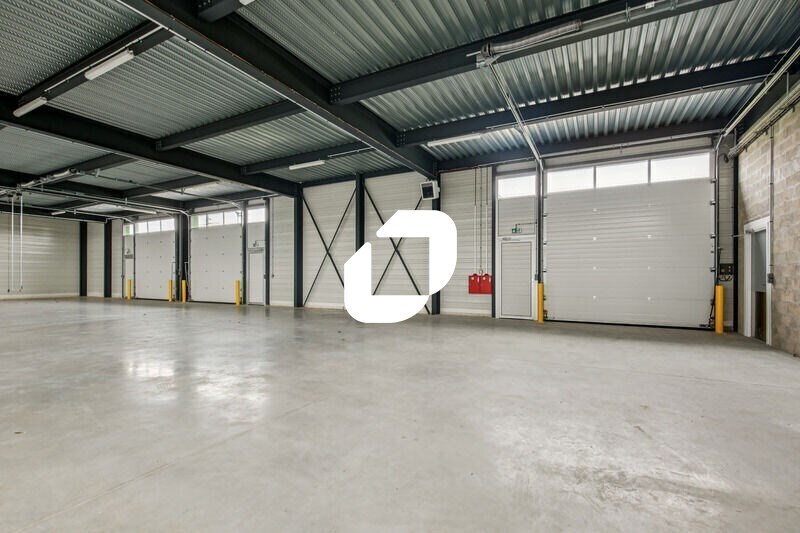 Light Industrial in Stains to rent - Interior Photo - Image 2 of 31