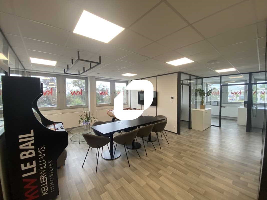 Office in Osny to rent Interior Photo- Image 1 of 19