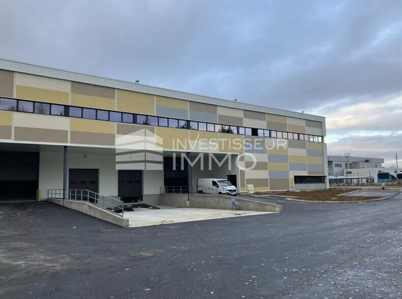 Light Industrial in Plaisir to rent - Building Photo - Image 1 of 4