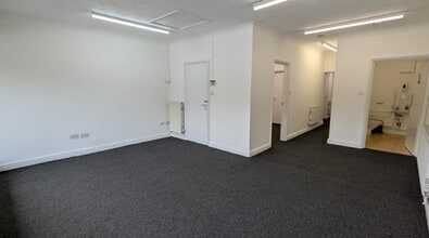 Overdown Rd, Reading to rent Building Photo- Image 2 of 5