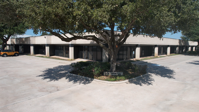 500 Century Plaza Dr, Houston, TX for rent Building Photo- Image 1 of 8