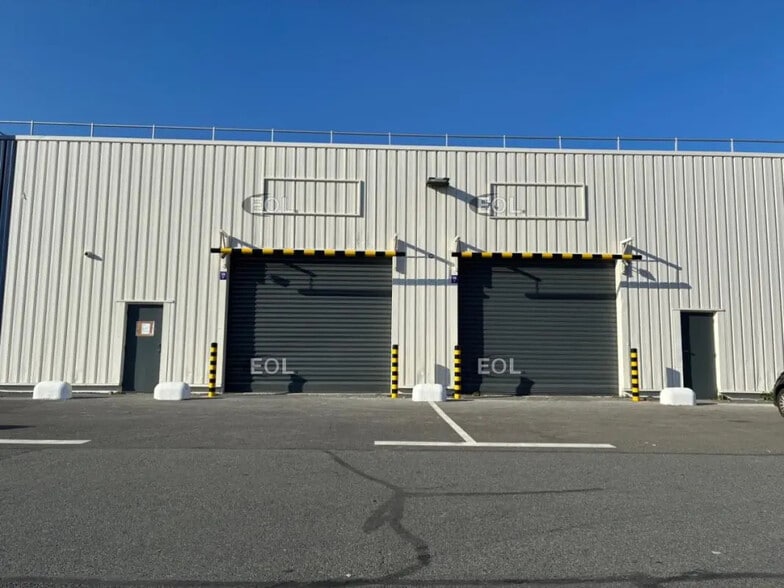 Industrial in Orly to rent - Building Photo - Image 1 of 2