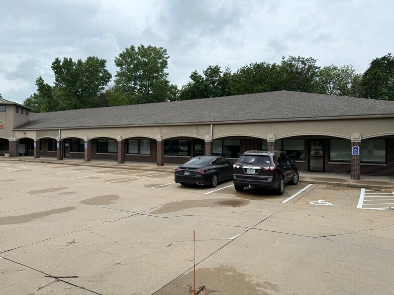 2200-2222 Woodlands Pky, Clive, IA for sale - Building Photo - Image 1 of 1