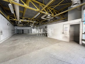 Retail in Oullins to rent Building Photo- Image 1 of 11