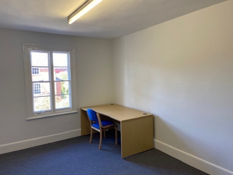 83 South St, Dorking to rent - Interior Photo - Image 2 of 3