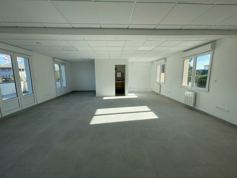 Office in Villiers-le-Bel to rent - Interior Photo - Image 1 of 4