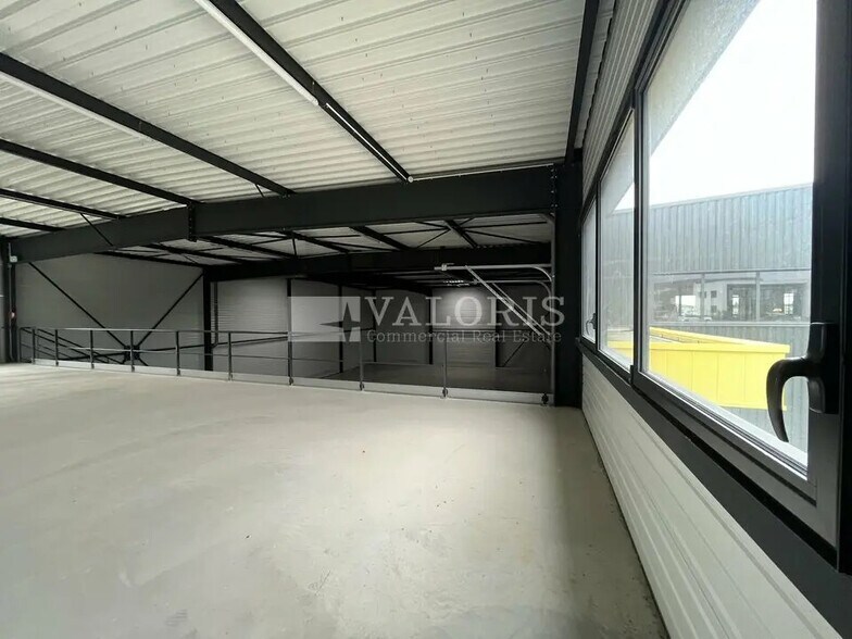 Light Industrial in Frans to rent - Interior Photo - Image 3 of 10