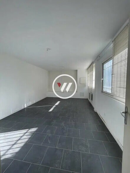 Light Industrial in Gémenos to rent - Building Photo - Image 3 of 3