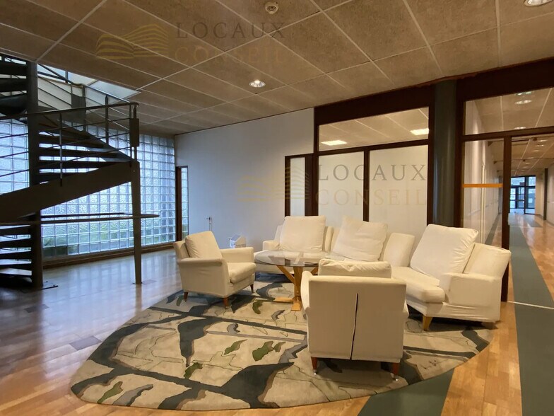 Office in Bezons to rent - Building Photo - Image 1 of 6