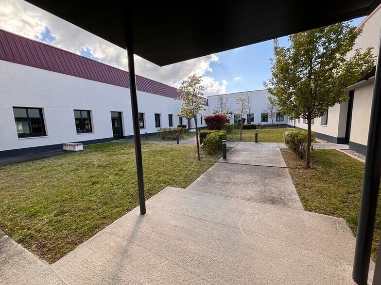 Office in Vénissieux to rent - Building Photo - Image 3 of 9