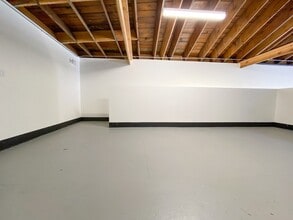 940 SE Madison St, Portland, OR to rent Interior Photo- Image 2 of 10