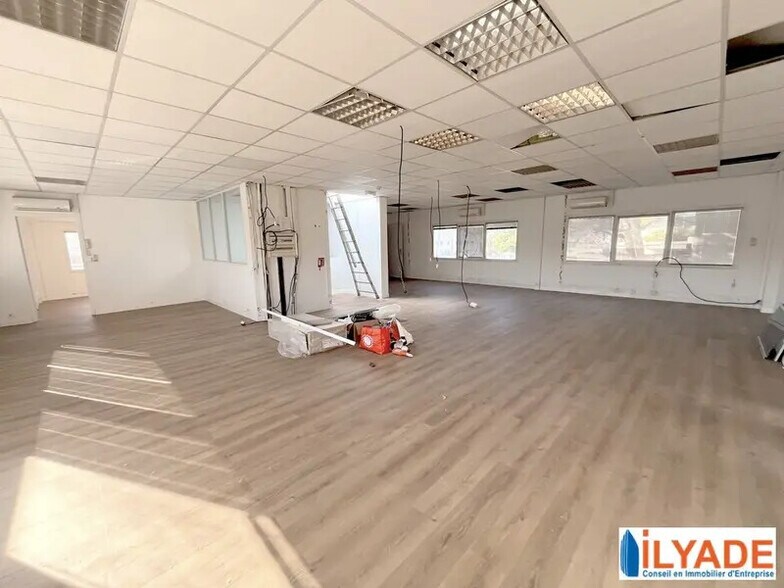 135 Avenue Braye De Cau, Aubagne to rent - Interior Photo - Image 3 of 9