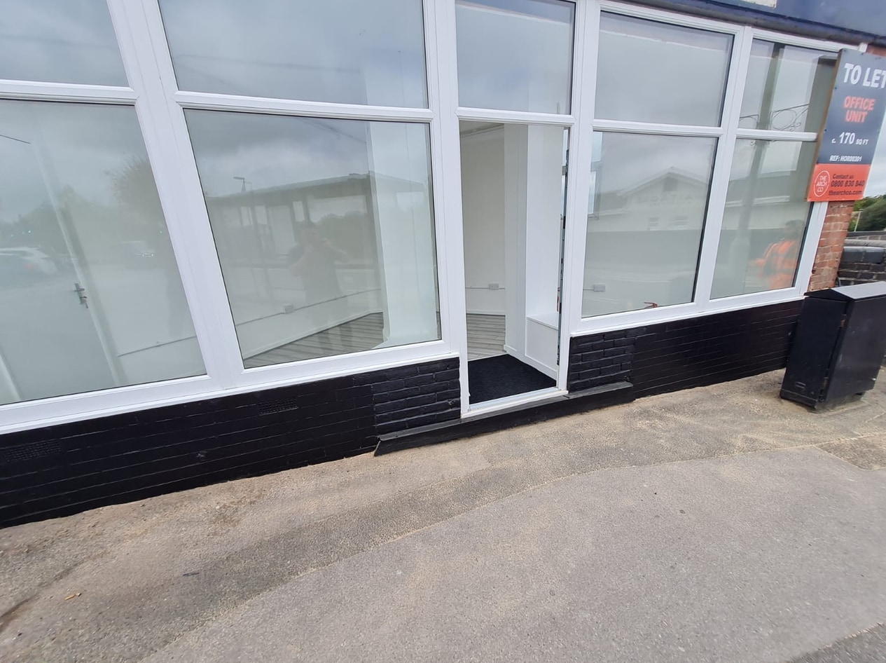 Victoria Rd, Horley to rent Building Photo- Image 1 of 2