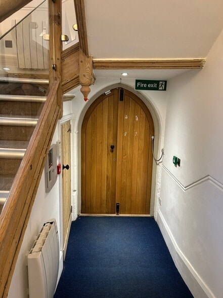 11 High St, Witney to rent - Building Photo - Image 2 of 16