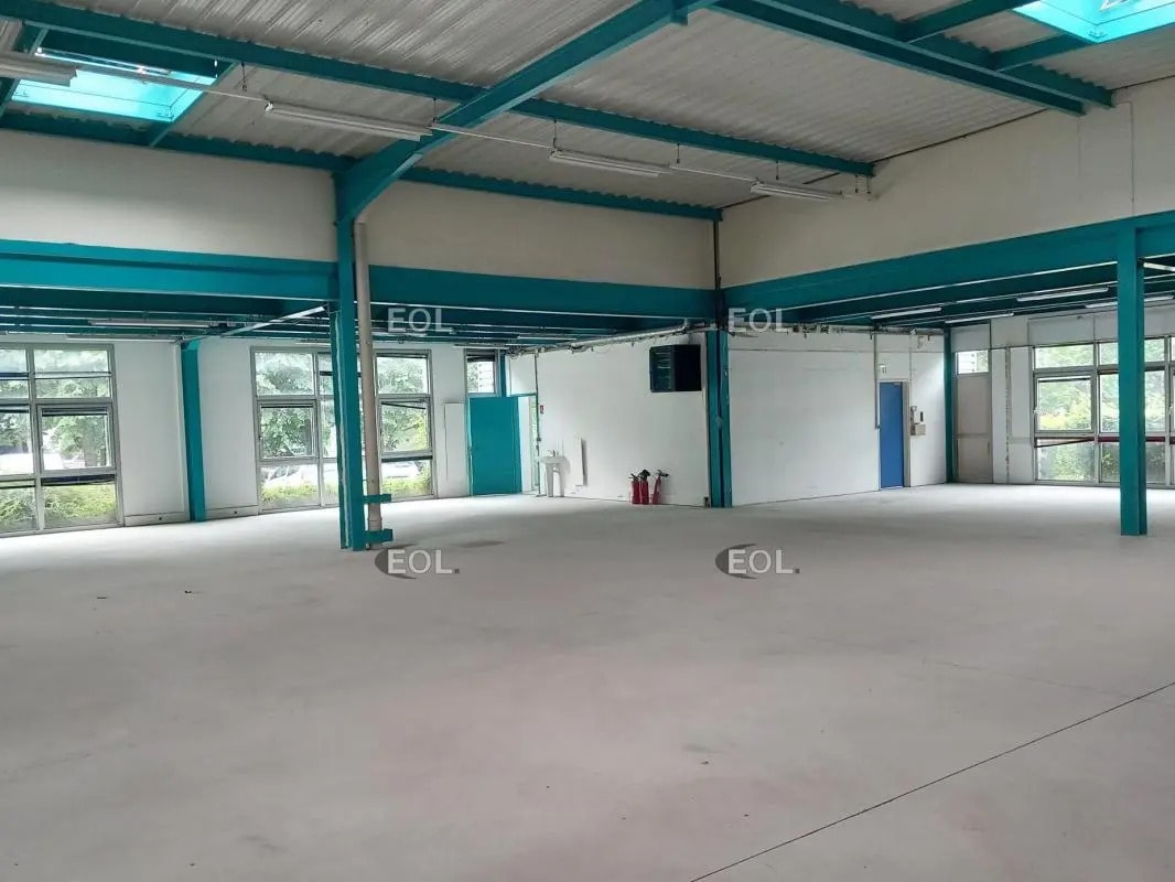 Light Industrial in Tremblay-en-France to rent Interior Photo- Image 1 of 6