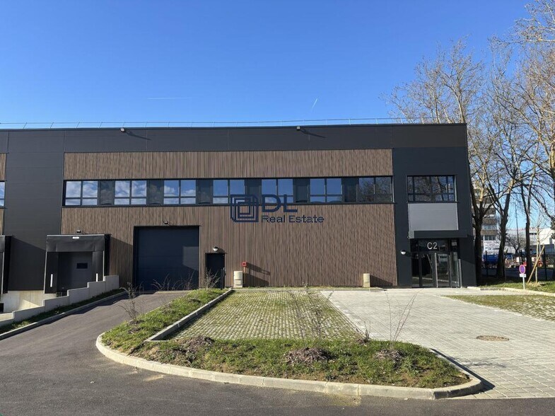Industrial in Trappes to rent - Building Photo - Image 1 of 17