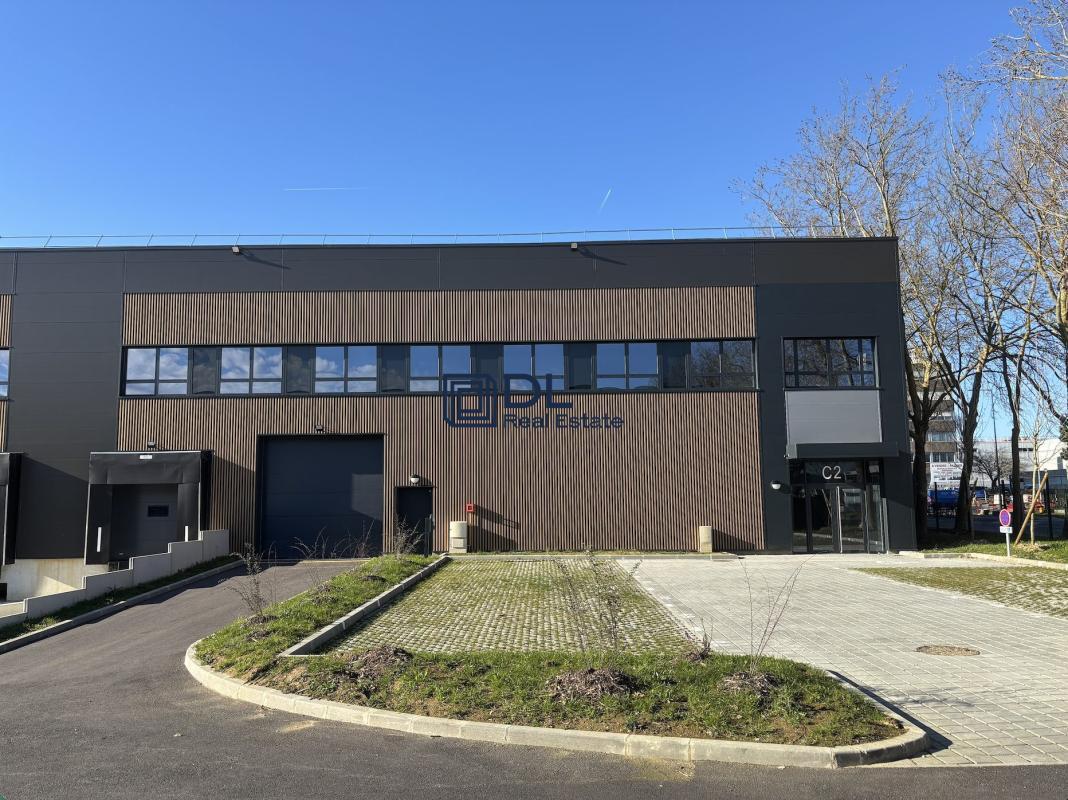 Industrial in Trappes to rent Building Photo- Image 1 of 18